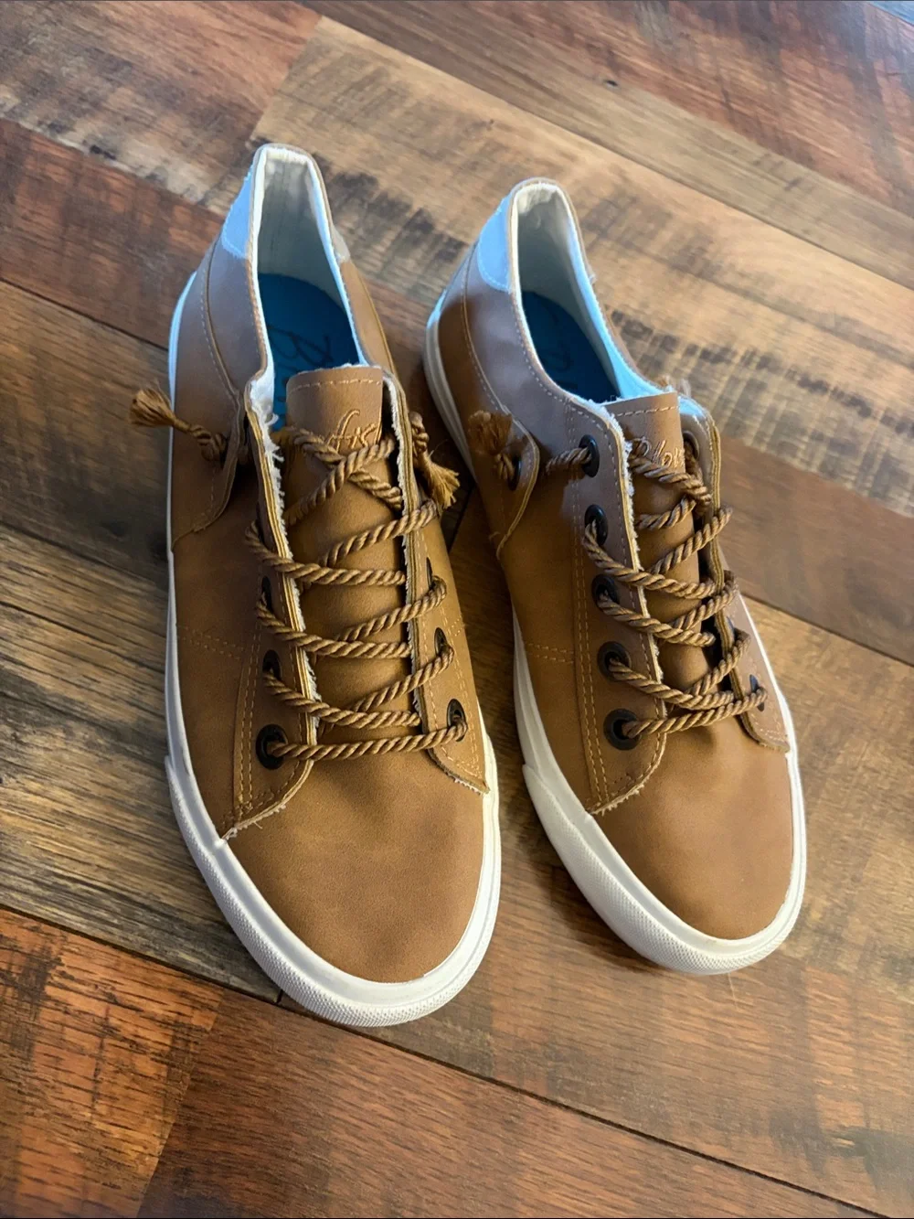 Blowfish Casual Low-Top Sneakers in Tan